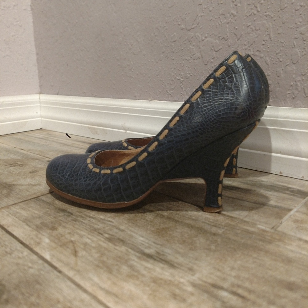 Restricted size 8 Navy whipstitch wedge pump